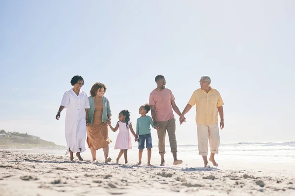 Παππούδες Γονείς Και Παιδιά Περπατούν Στην Παραλία Κρατώντας Χέρια Για — Φωτογραφία Αρχείου