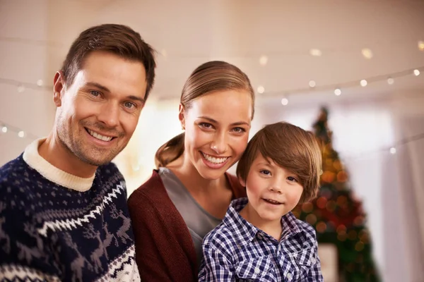Navidad Momento Especial Para Esta Familia Retrato Una Familia Joven —  Fotos de Stock