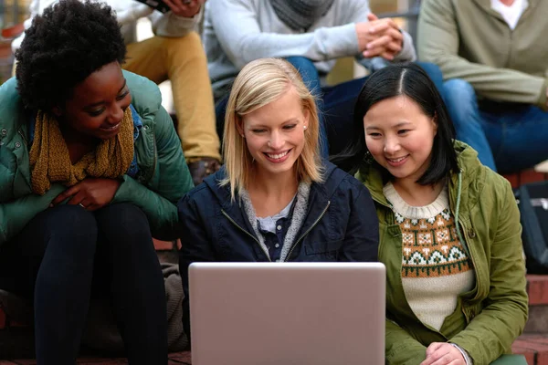 Carregar Suas Atribuições Grupo Estudantes Olhando Para Laptop Campus — Fotografia de Stock