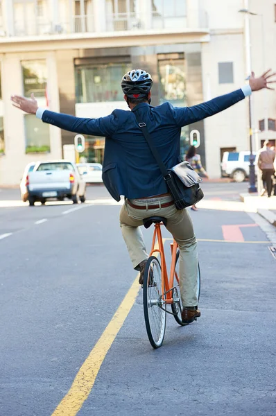 스트레스없는 자전거를 도시에서 일하기 여행하는 사업가의 — 스톡 사진