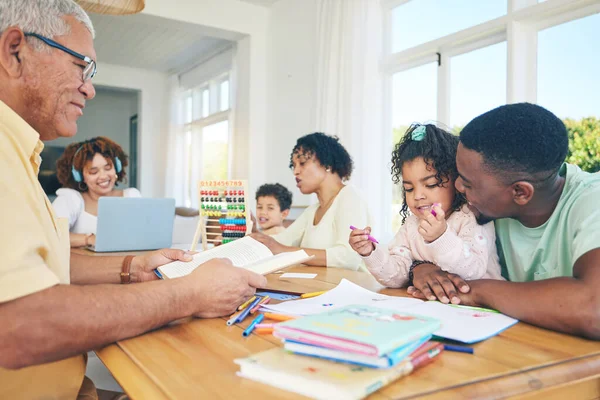 Família Grande Aprendizagem Educação Para Crianças Uma Mesa Com Pais — Fotografia de Stock