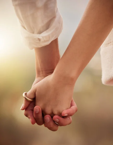 Αγάπη Ρομαντισμός Και Ζευγάρι Που Κρατιούνται Χέρι Χέρι Στο Ηλιοβασίλεμα — Φωτογραφία Αρχείου