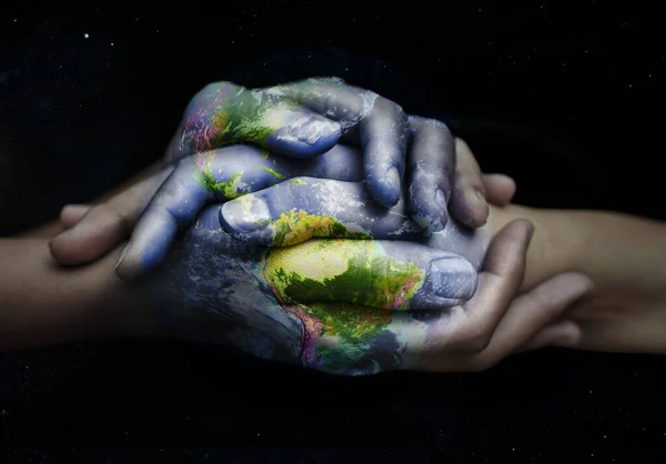 Earth Overlay Händchenhalten Und Nachhaltigkeitshilfe Für Menschen Mit Globaler Liebe — Stockfoto