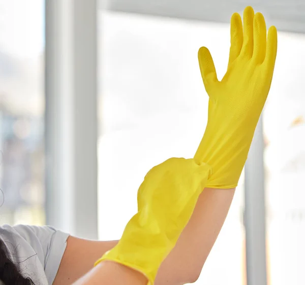 Χέρια Γυναίκα Και Γάντια Καθαρισμού Σπιτιού Υγιεινής Και Ευεξίας Υπηρεσία — Φωτογραφία Αρχείου