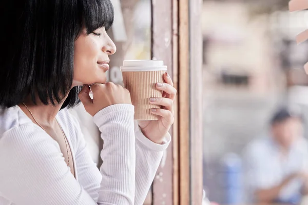 Расслабьтесь Кофейня Чернокожая Женщина Пахнут Кофе Утром Удовлетворения Спокойствия Мира — стоковое фото