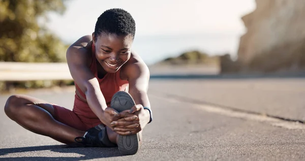 Чорна Жінка Біжить Розтягується Вулиці Посмішкою Фокусом Готовий Вправ Тренувань — стокове фото