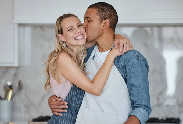 Amor Inter Racial Casal Beijo Cozinha Felicidade Amor Juntos Para — Fotografia de Stock