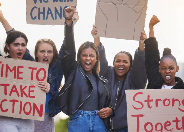 Protest Plakate Und Wütende Frauen Versammeln Sich Für Gleichberechtigung Die — Stockfoto
