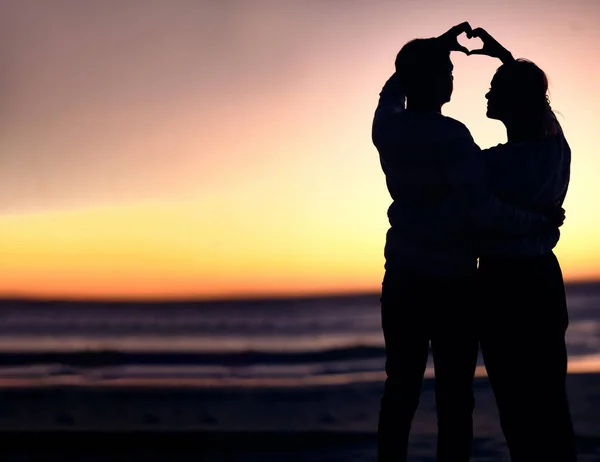 轮廓和日落海滩与心形手的爱情 承诺和照顾在一个浪漫的日期 假日或蜜月在海上 男子和妇女一起参加自然旅行远洋度假 — 图库照片