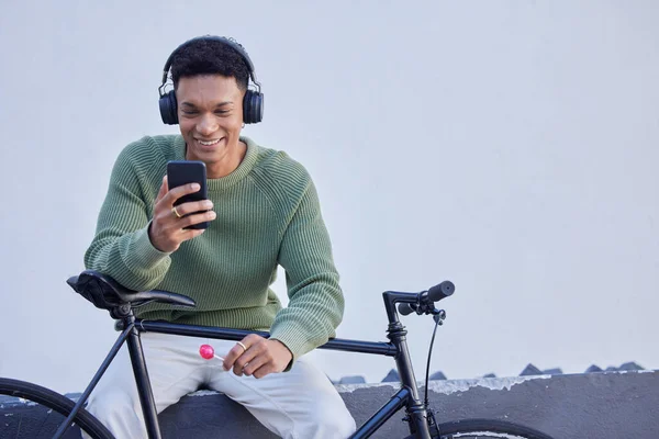 Fekete Ember Kerékpár Fejhallgató Utazáshoz Közösségi Média Frissítés Hálózatépítés Természetről — Stock Fotó