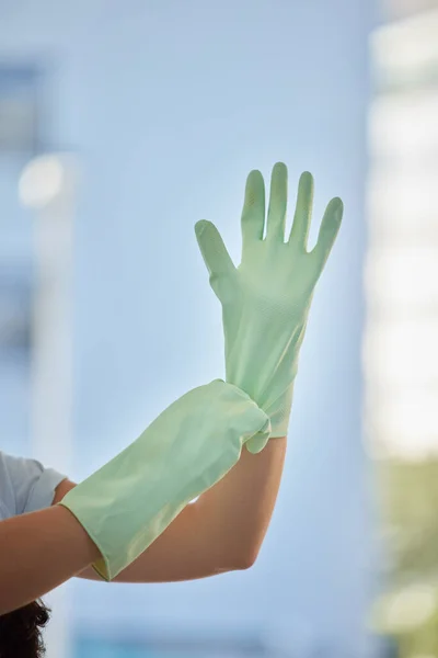 Kvinna Händer Och Handskar För Städning Hygien Och Välbefinnande Vårstädning — Stockfoto