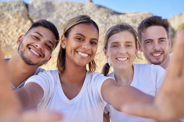 Ζευγάρι Φίλων Ποικιλομορφία Selfie Στη Φύση Πεζοπορία Κοινωνική Συγκέντρωση Καλοκαιρινές — Φωτογραφία Αρχείου