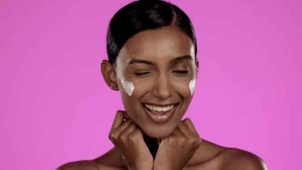 Gezicht Grappige Indiase Vrouw Met Crème Huidverzorging Dermatologie Tegen Paarse — Stockvideo