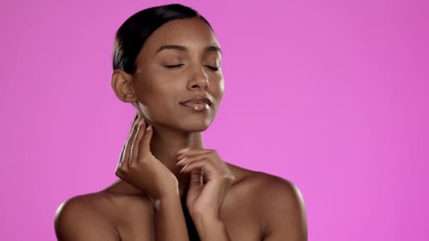 Schoonheid Cosmetica Indiase Vrouw Met Huidverzorging Gezicht Wellness Lichaamsverzorging Roze — Stockvideo