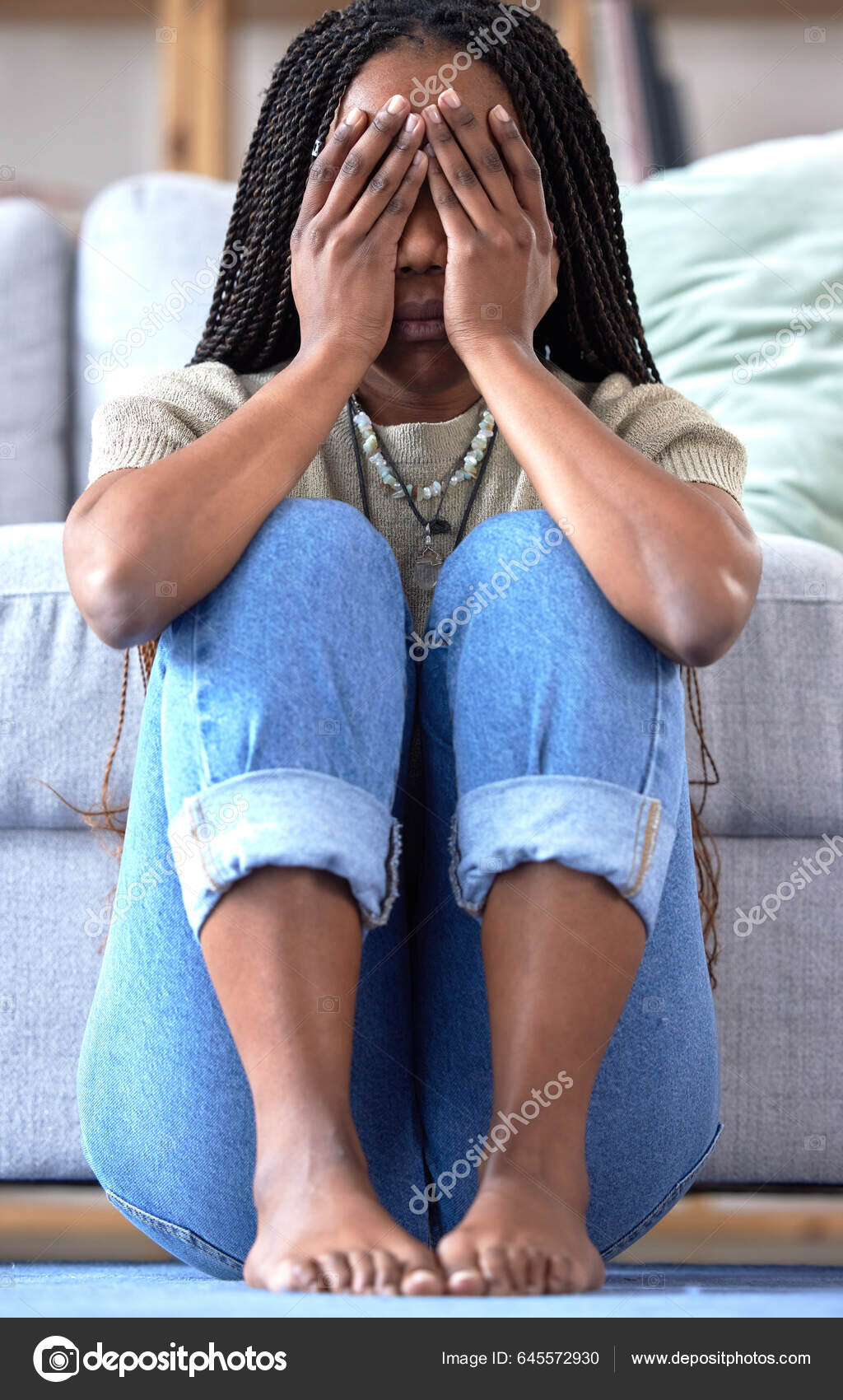 Triste Mulher Sentada No Chão - Fotografias de stock e mais