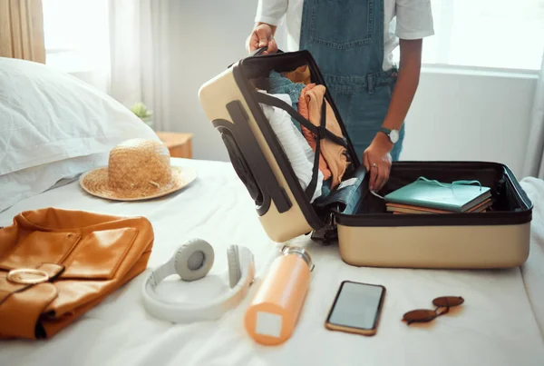 Koffer Frau Und Packen Kleidung Tasche Und Gepäck Für Reisen — Stockfoto