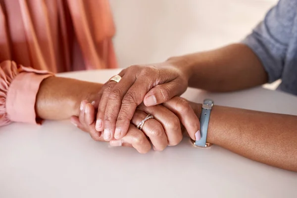 Руки Жінки Тримаються Крупним Планом Підтримку Комфорту Співпереживання Єдності Кризі — стокове фото