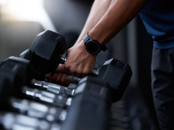 Fitness Kurzhanteln Und Männerhände Fitnessstudio Mit Smart Watch Für Training — Stockfoto