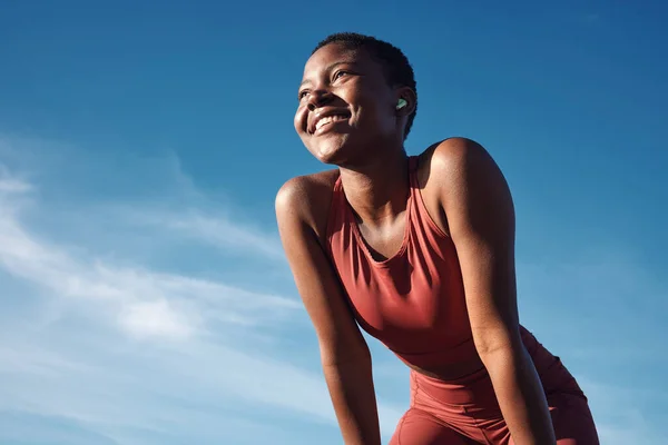 Fitness Schwarze Frau Und Glücklicher Athlet Lächeln Nach Dem Lauf — Stockfoto