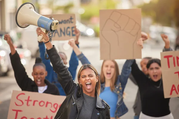 Женщина Мегафон Кулак Знак Протеста Равенство Права Человека Экономические Изменения — стоковое фото