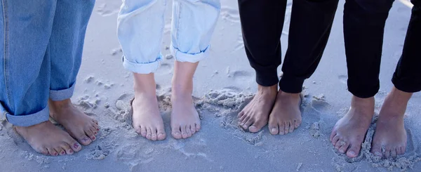Пляжні Ноги Друзі Люди Відпустці Відпустці Або Літній Поїздці Пальці — стокове фото