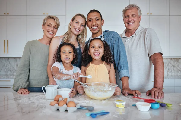快乐的家庭 学习烹饪和肖像画在家里的厨房为爱 支持和教孩子们早餐食谱 大家庭 父母和孩子们笑着 放松质感 一起烘焙 — 图库照片