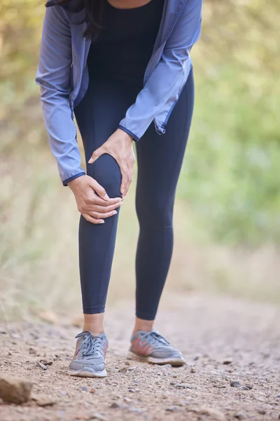 腿和跑步者在室外进行健身锻炼 有氧运动或在自然公园进行训练时膝部疼痛 森林中的关节疼痛 腿健康紧急情况或运动员跑步损伤 — 图库照片