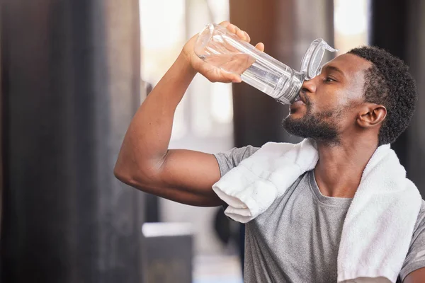 Fitness Drinkwater Ontspannen Met Zwarte Man Sportschool Voor Training Uithoudingsvermogen — Stockfoto