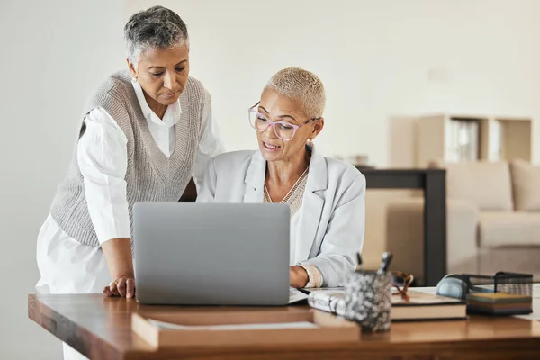 Laptop Kantoor Senior Zakenvrouwen Plannen Samen Een Bedrijfsproject Teamwork Professionele — Stockfoto