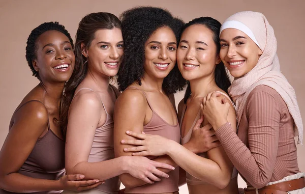 在棕色工作室背景下 对皮肤护理 健康和团结的多样性 女性和身体上的积极因素 多种族 肖像画或带着微笑 自信或化妆品的女士 以促进健康或放松 — 图库照片