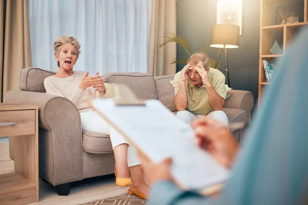 Emekli Çift Boşanma Psikologu Kızgın Hayal Kırıklığına Uğramış Mutsuz Insanlara — Stok fotoğraf