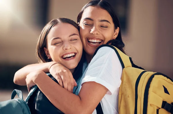 Κορίτσια Δέσιμο Και Διασκέδαση Αγκαλιά Στο Σχολείο Κολέγιο Πανεπιστημιούπολη Για — Φωτογραφία Αρχείου