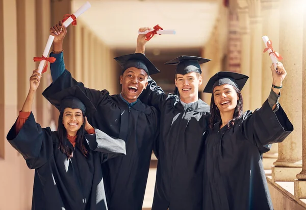 Studenten Handen Omhoog Afstuderen Succes Met Diploma Papier Certificaat Documenten — Stockfoto