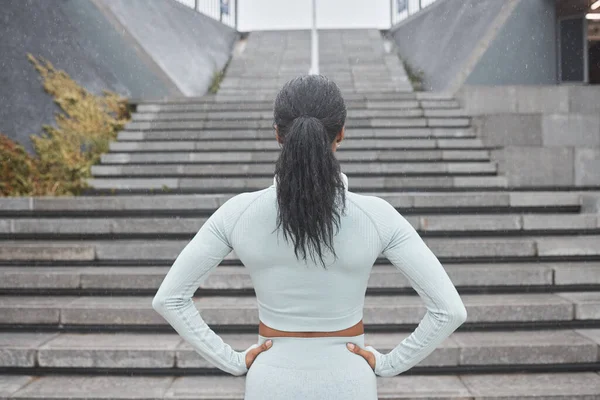 Escadas Corrida Mulher Negra Corredor Fitness Pronto Para Treino Passos — Fotografia de Stock