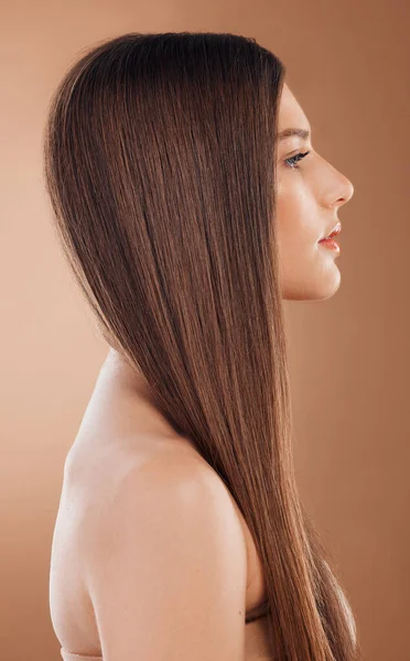 Kadın Güzellik Saç Bakımı Stüdyoda Kahverengi Arka Planda Parlaklık Keratin — Stok fotoğraf