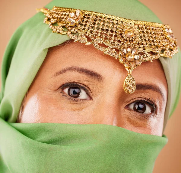 穆斯林 女人的脸和时尚肖像与头巾伊斯兰之美 宗教珠宝和文化传统服装 在演播室拍摄阿拉伯式头像用的伊斯兰 高级妇女和印第安人头巾或布卡 — 图库照片