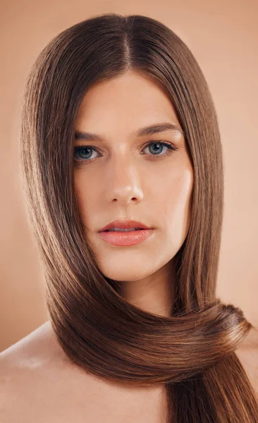 在棕色工作室背景下的肖像 护发或具有化妆品 质感或自然美的女性 女性直发或有机生长 用于发型设计 角蛋白或染发剂广告 用于营销 — 图库照片