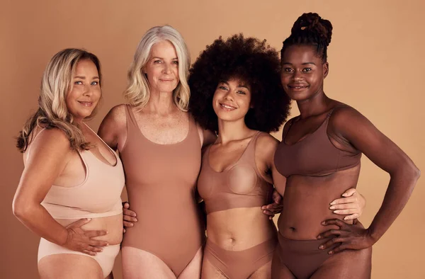 Beleza Diversidade Mulheres Lingerie Abraço Estúdio Isolado Fundo Marrom Retrato — Fotografia de Stock