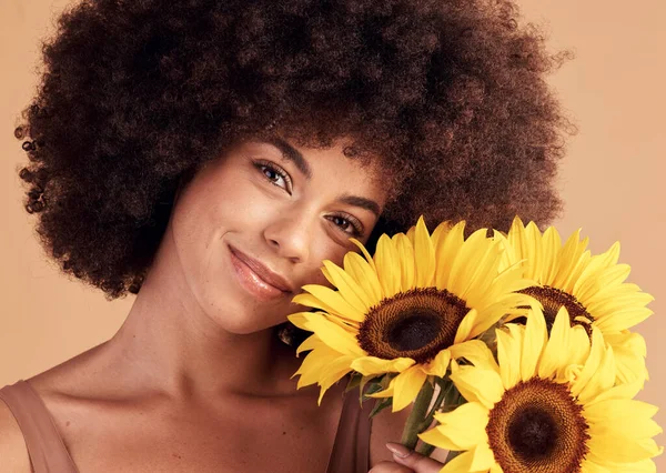 Skincare Természetes Fekete Portré Napraforgó Csokorral Afro Hajápolás Szépség Kozmetikai — Stock Fotó