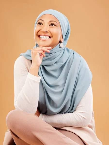Muçulmano Moda Mulher Estúdio Pensando Beleza Hijab Ideias Maquiagem Cosméticos — Fotografia de Stock
