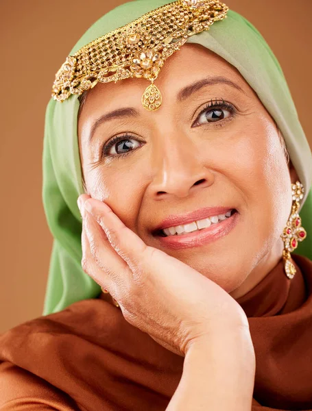 Mulher Muçulmana Madura Retrato Beleza Fundo Estúdio Dermatologia Cuidados Com — Fotografia de Stock