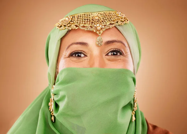 Retrato Mulher Com Hijab Jóias Peça Cabeça Ouro Nupcial Para — Fotografia de Stock