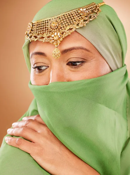 Mulher Muçulmana Cara Moda Burka Estúdio Fundo Direitos Humanos Iranianos — Fotografia de Stock