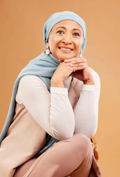 Hidžáb Móda Starší Muslimka Úsměvem Sebedůvěrou Štěstím Hnědém Pozadí Studia — Stock fotografie