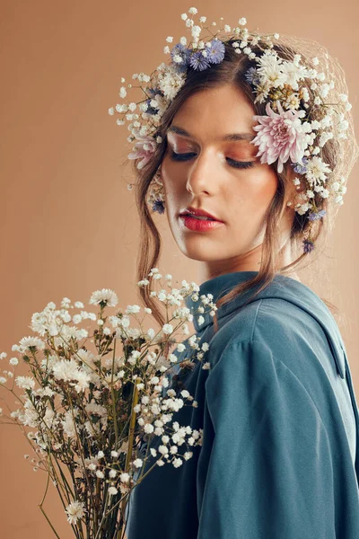 Piękno Makijaż Kobieta Kwiatów Korony Pielęgnacji Skóry Studio Wellness Kreatywne — Zdjęcie stockowe