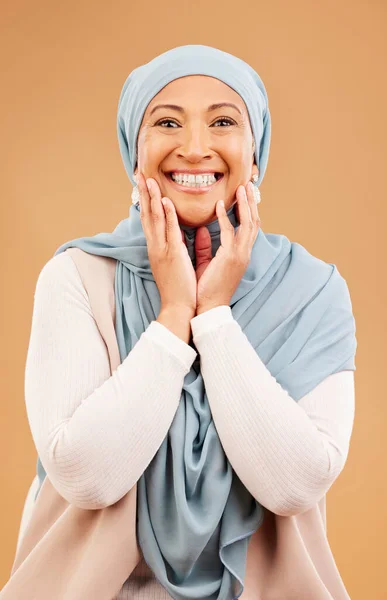 히잡의 초상화 근육질 그리고 배경의 치료를 스튜디오에 나이든 행복하고 미소지을 — 스톡 사진