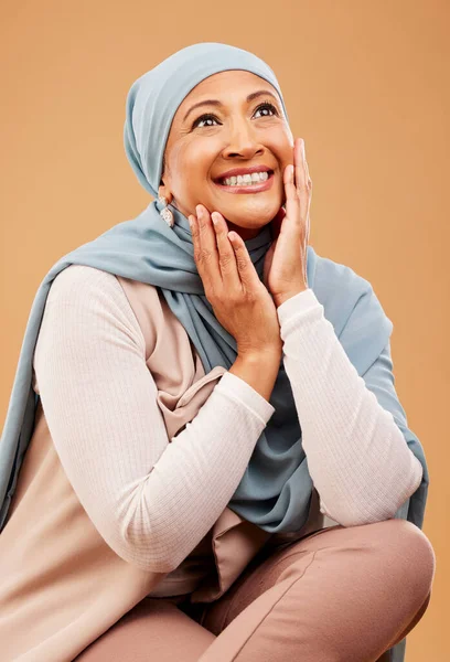 拥有成熟的脸和手的伊斯兰模特儿的喜鹊 穆斯林和微笑 对护肤光彩夺目和美感感到满意 化妆品 奢侈品和皮肤健康的女人 拥有来自化妆品和阿拉伯文化的快乐 — 图库照片