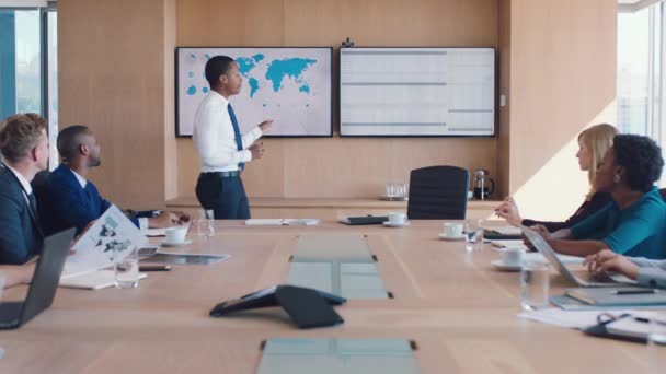 Черный Человек Офис Встреча Презентации Экран Планирование Комнате Исполнительной Командой — стоковое видео