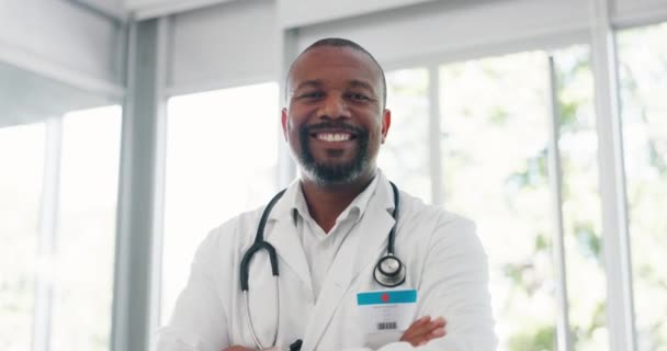 Egészségügyi Ellátás Bizalom Portré Orvos Mosollyal Hivatalban Kórházban Fekete Férfi — Stock videók