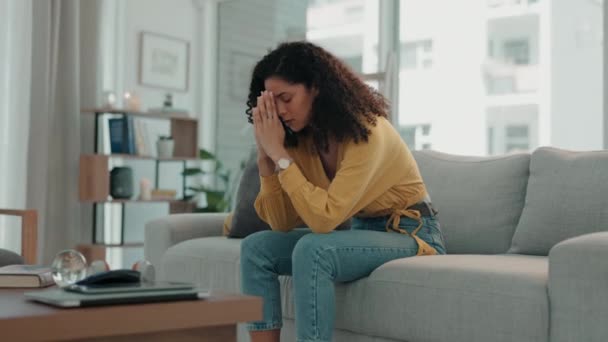 Λατρεία Κατ Οίκον Προσευχή Προσευχή Γυναίκα Για Πνευματική Βοήθεια Υψηλότερη — Αρχείο Βίντεο